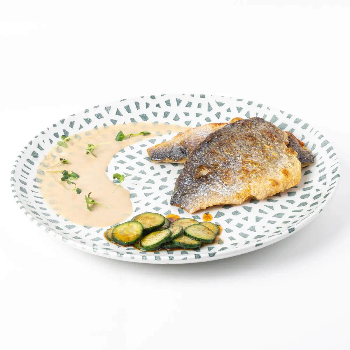 Филе дорадо на гриле с огурцами кимчи и имбирным соусом