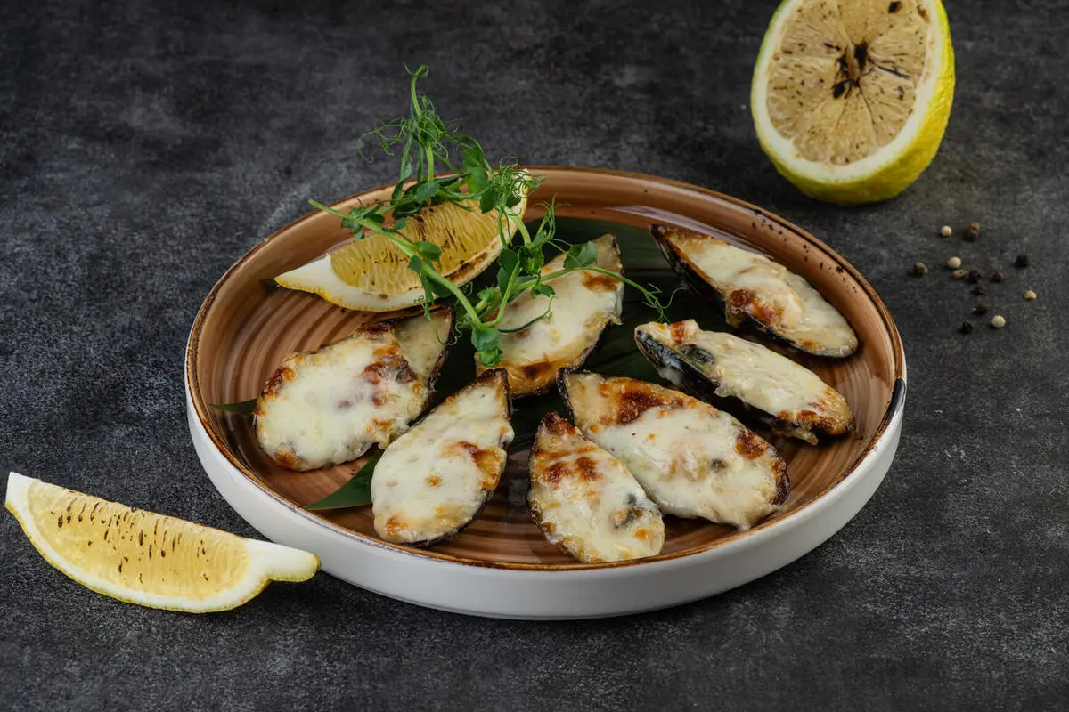   Мидии, запеченные под сыром 