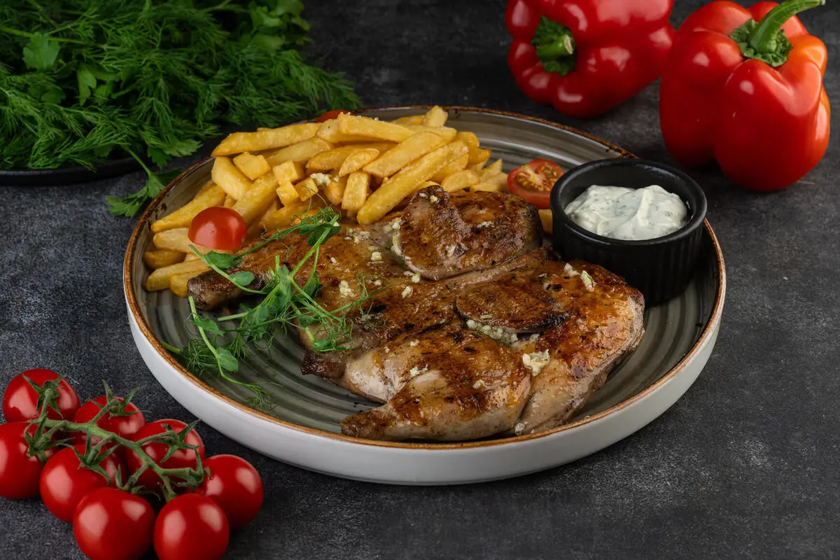 ~ Цыпленок тапака с картофелем фри и белым соусом 