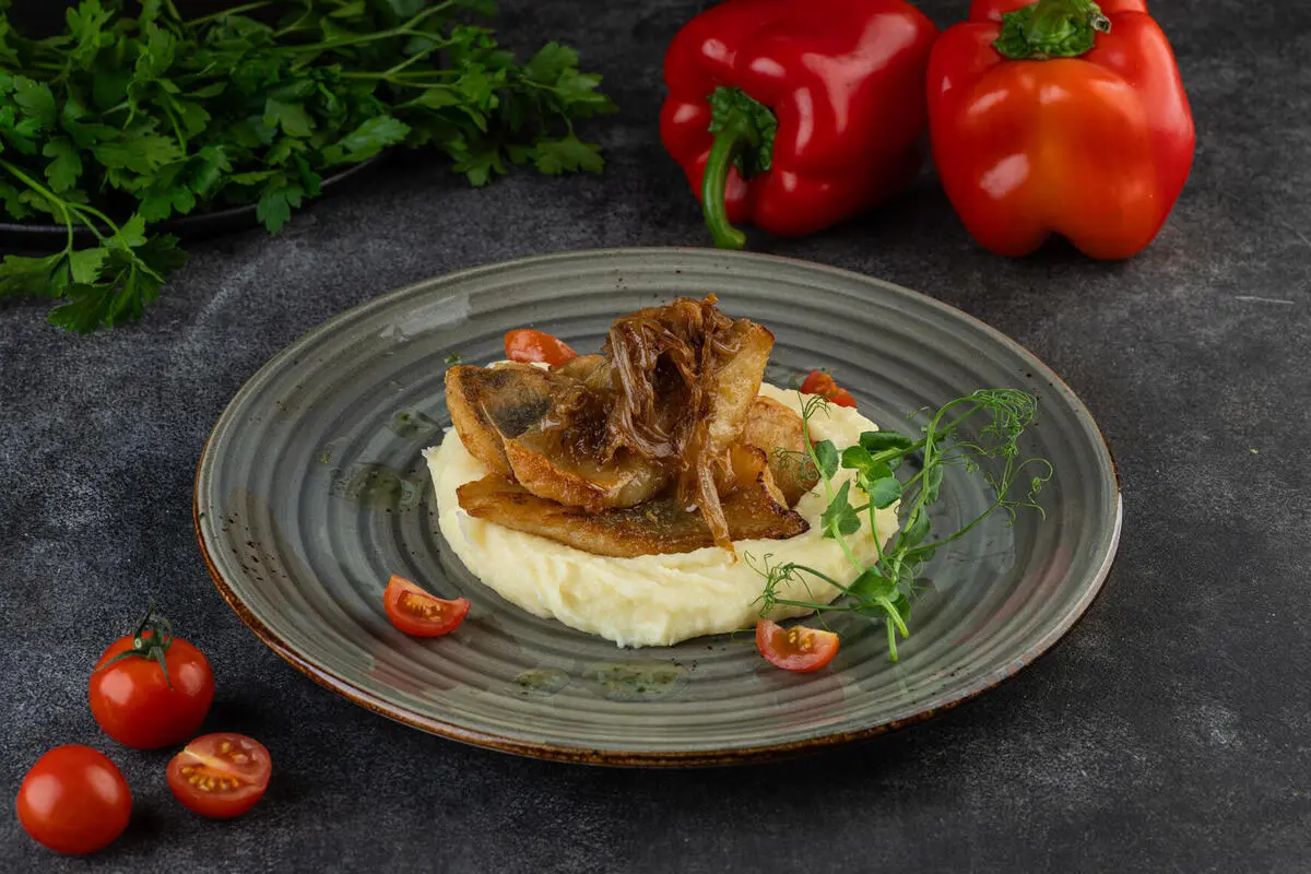 ~ Филе судака с жареным луком и  картофельным пюре 