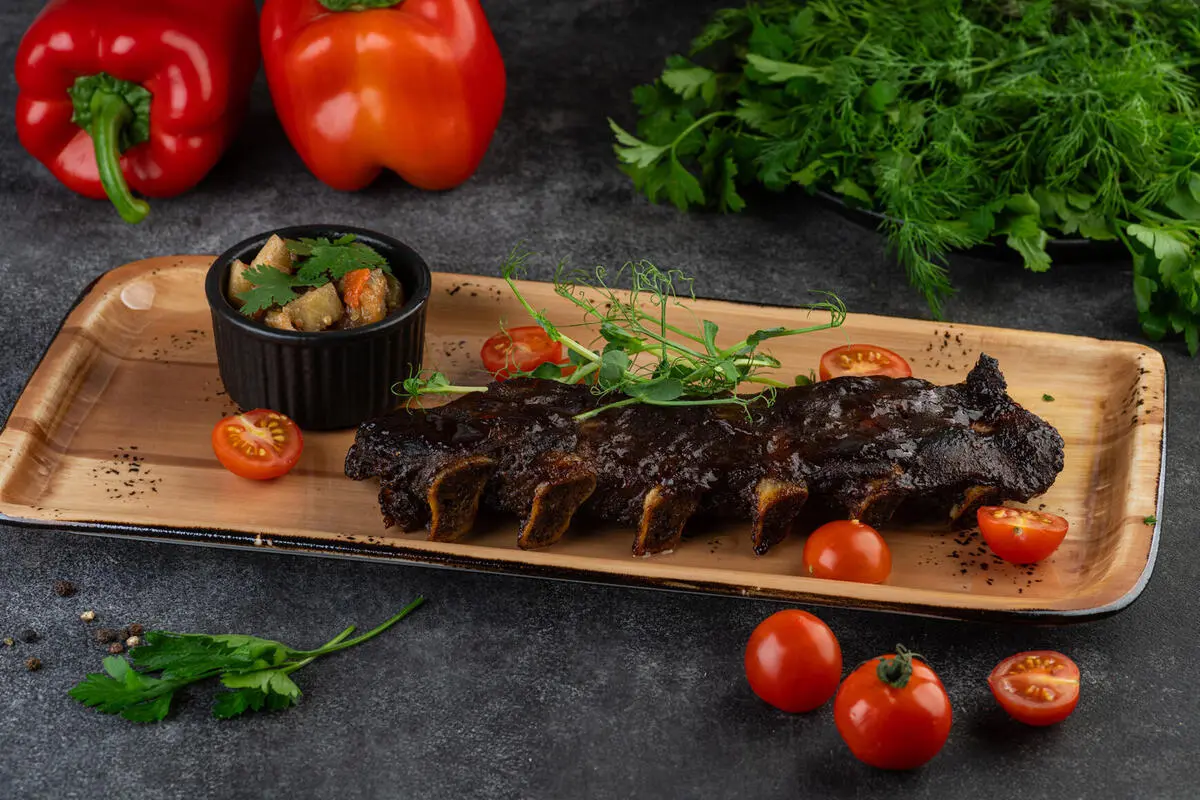 ~ Ребра свиные с соусом BBQ и салатом мангал