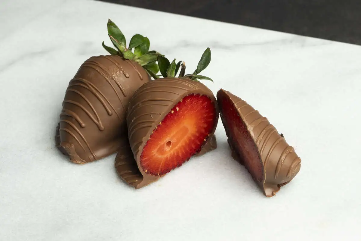 slide-https://cdn.smt.bz/uploads/media/photo/3787384/Chokoberry_Strawberry_in_Chocolate__giotarakji00248.webp