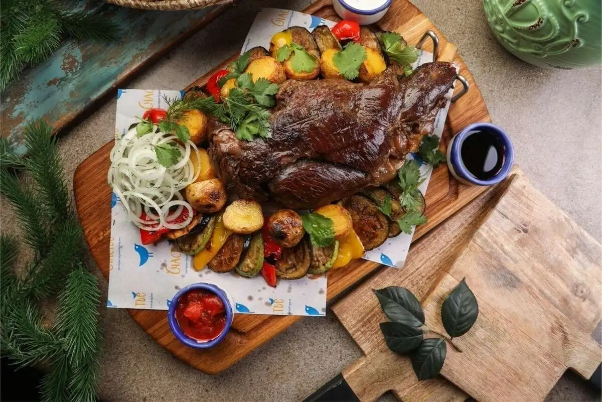 Запеченая ножка козленка с овощами и картофелем 