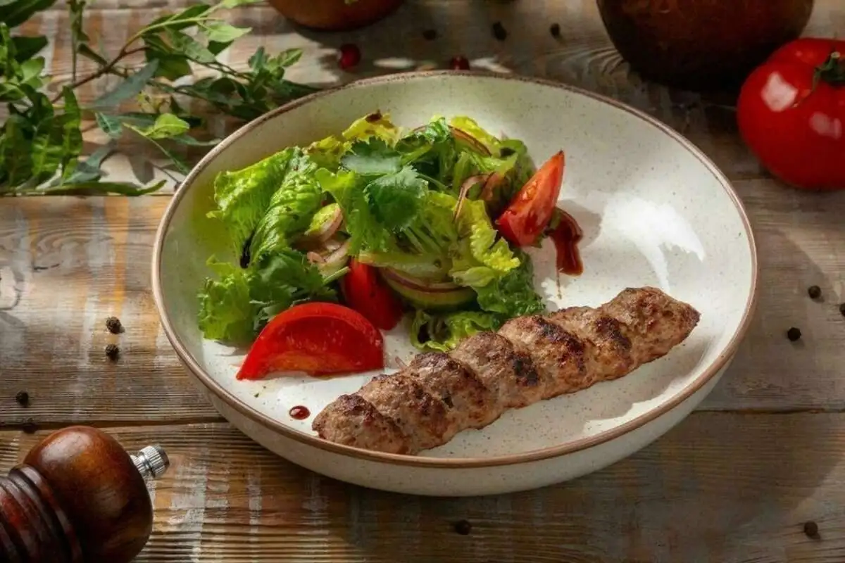 Салат с кебабом из говядины и свинины с соусом