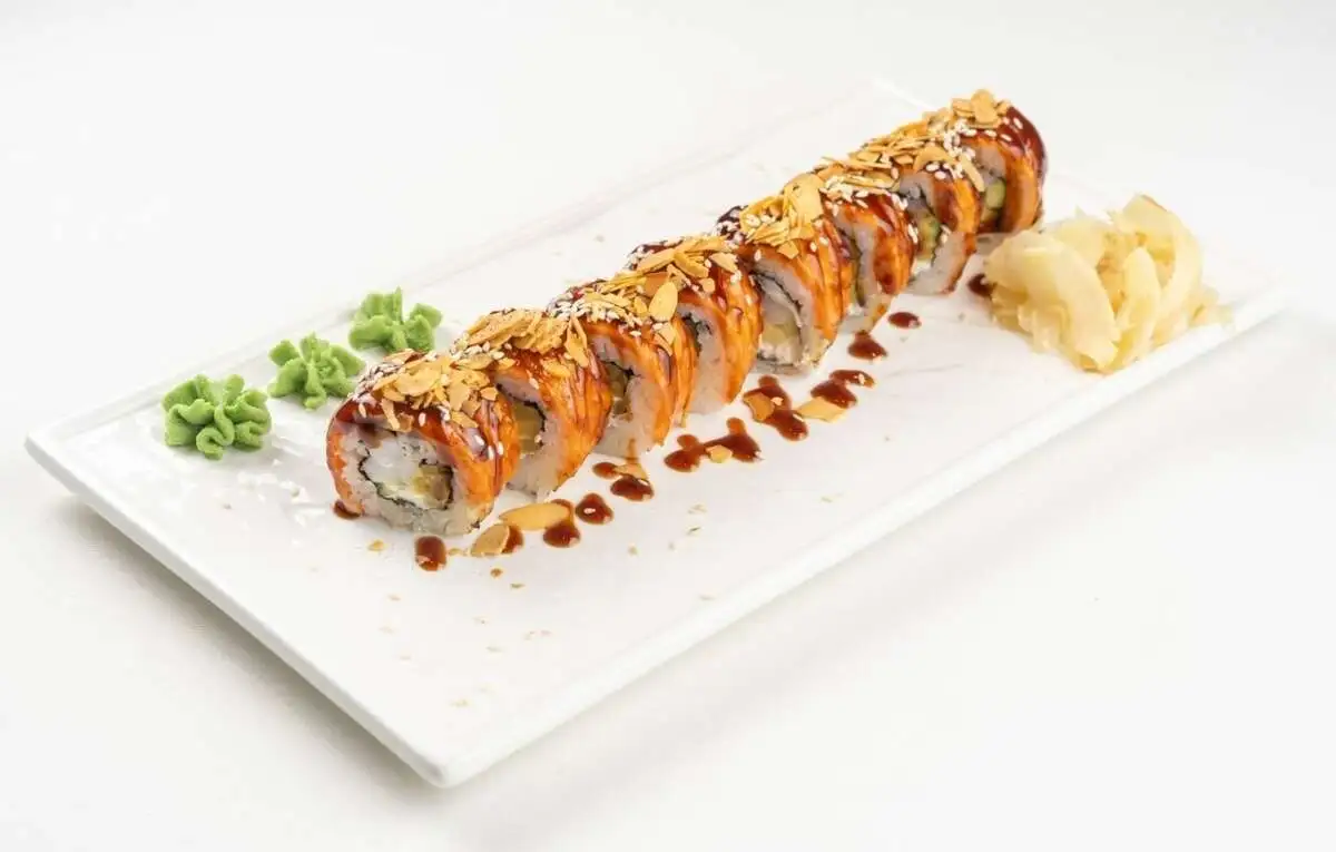 Ролл с обожжёным лососем