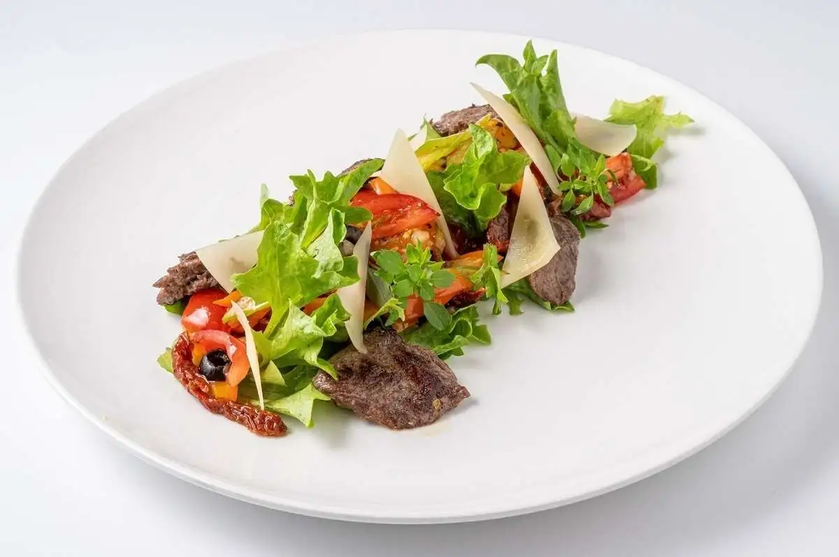  Салат с говяжьей вырезкой 