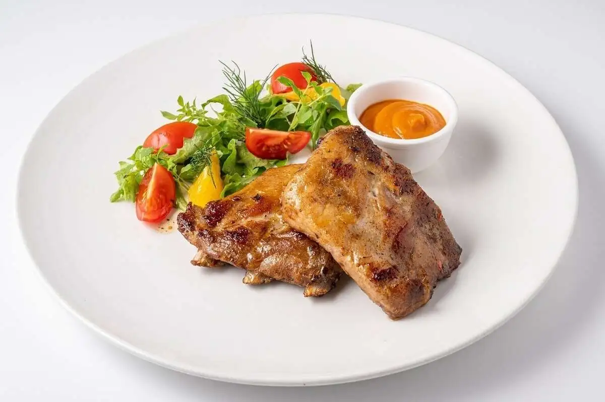 Свиные рёбрышки с пикантным соусом