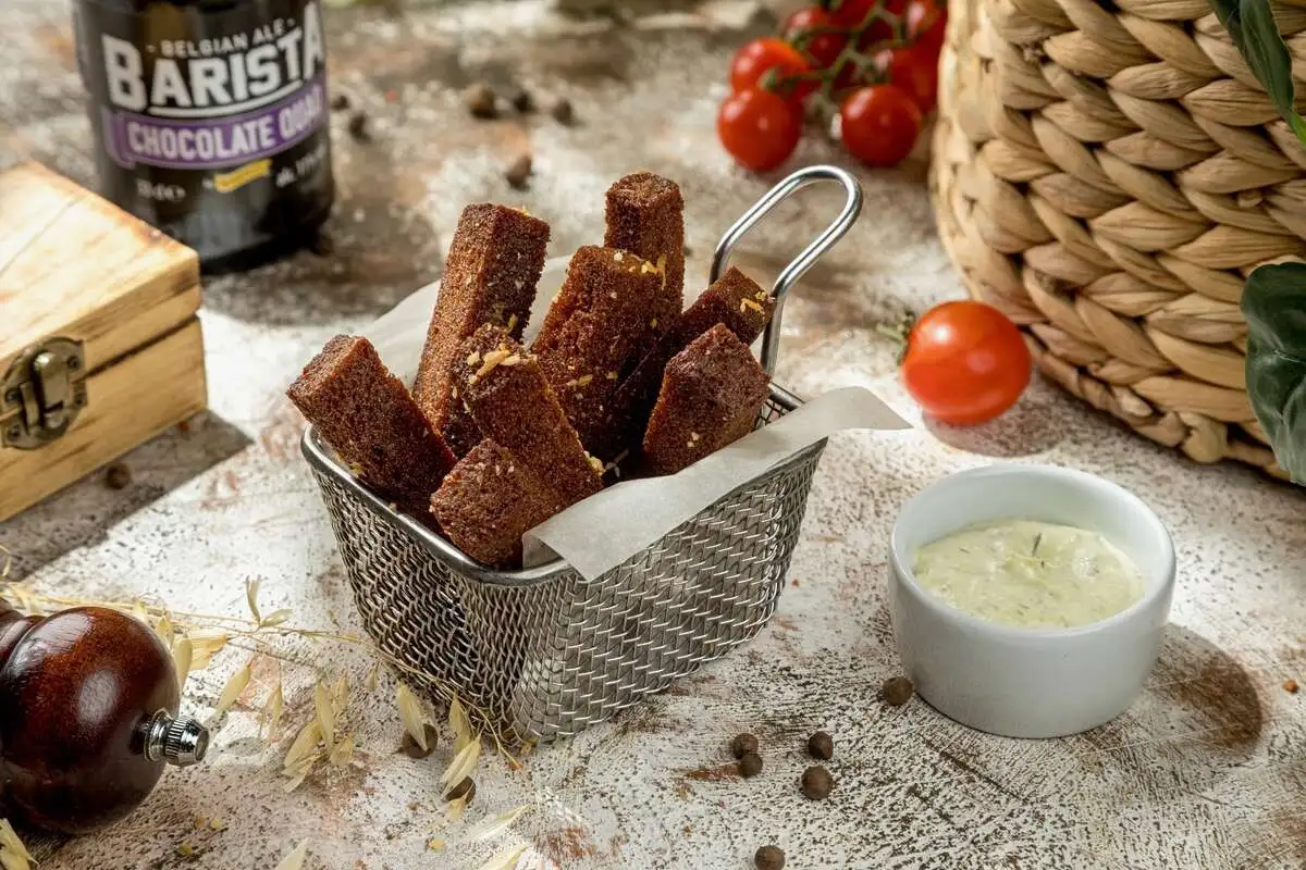 Гренки из бородинского хлеба с копченым сыром
