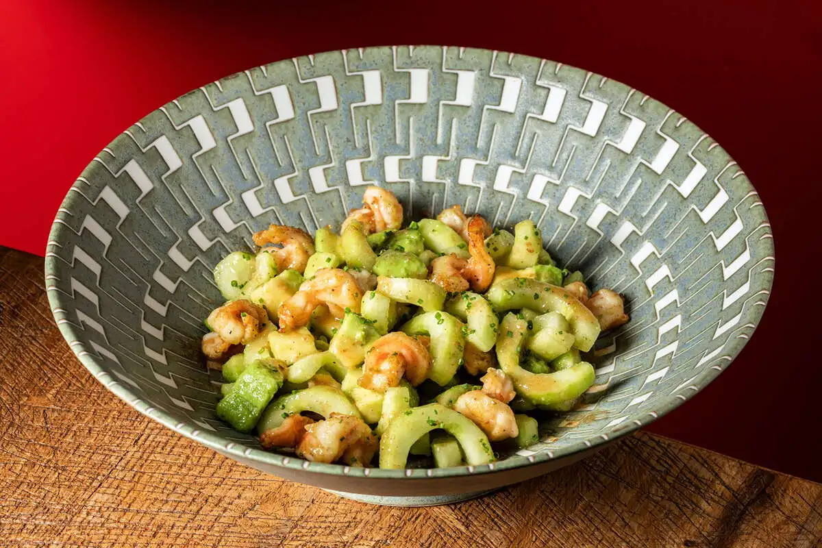 Salad with shrimp, avocado and cucumber