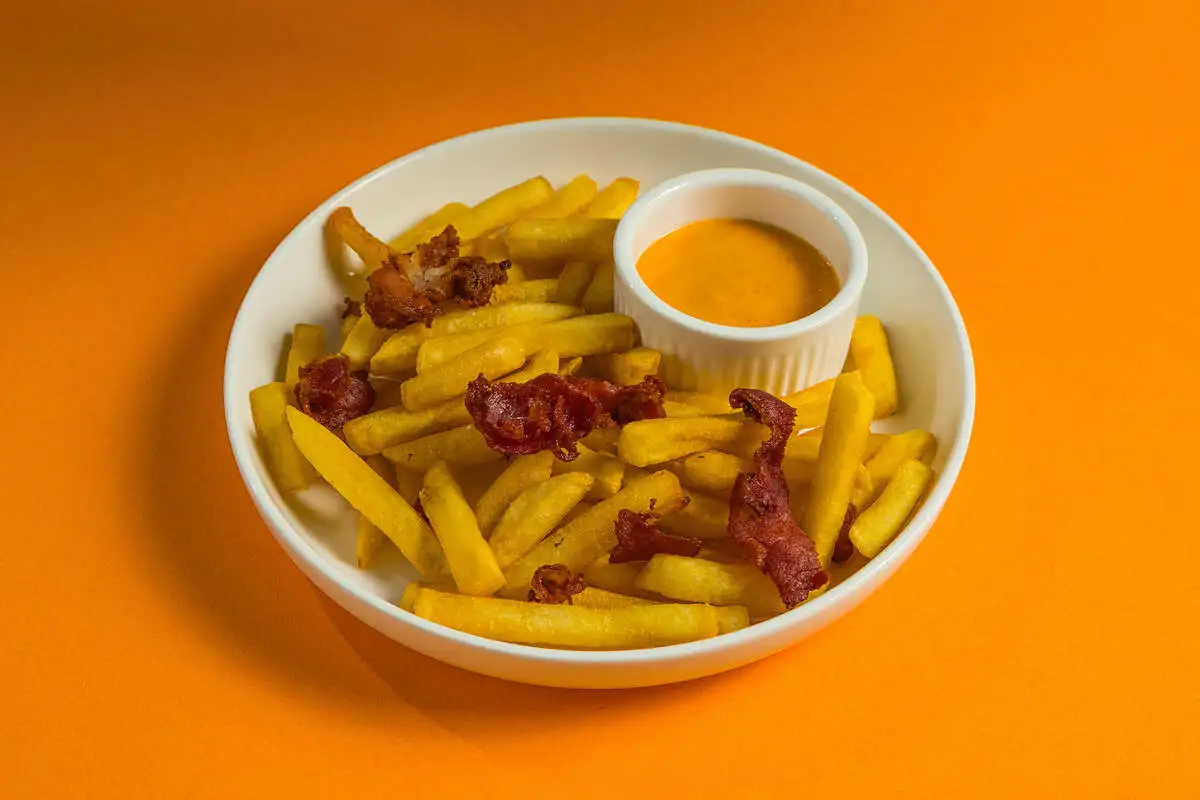Картофель фри с беконом и секретным соусом