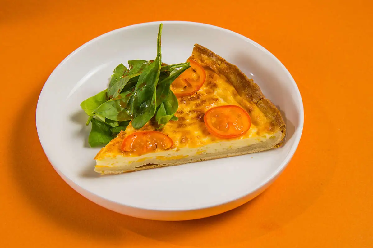 Киш с копченой курицей и томатами черри