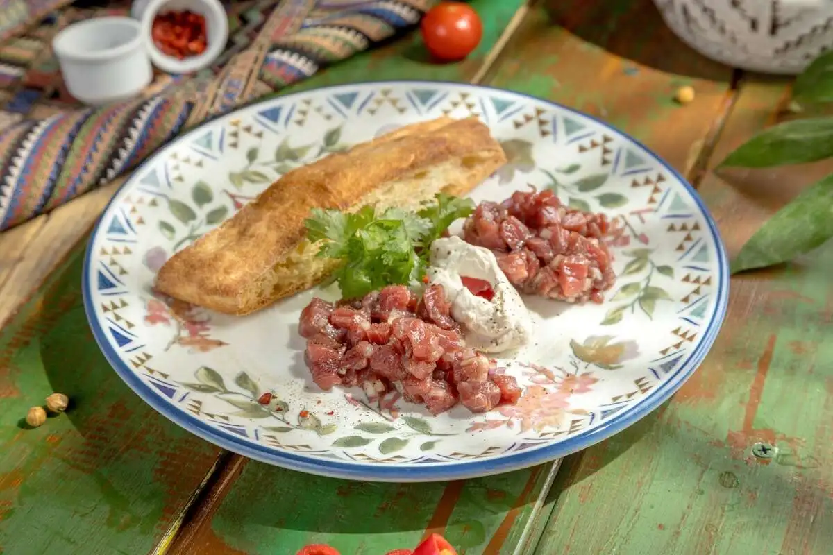 Тартар из говядины с муссом