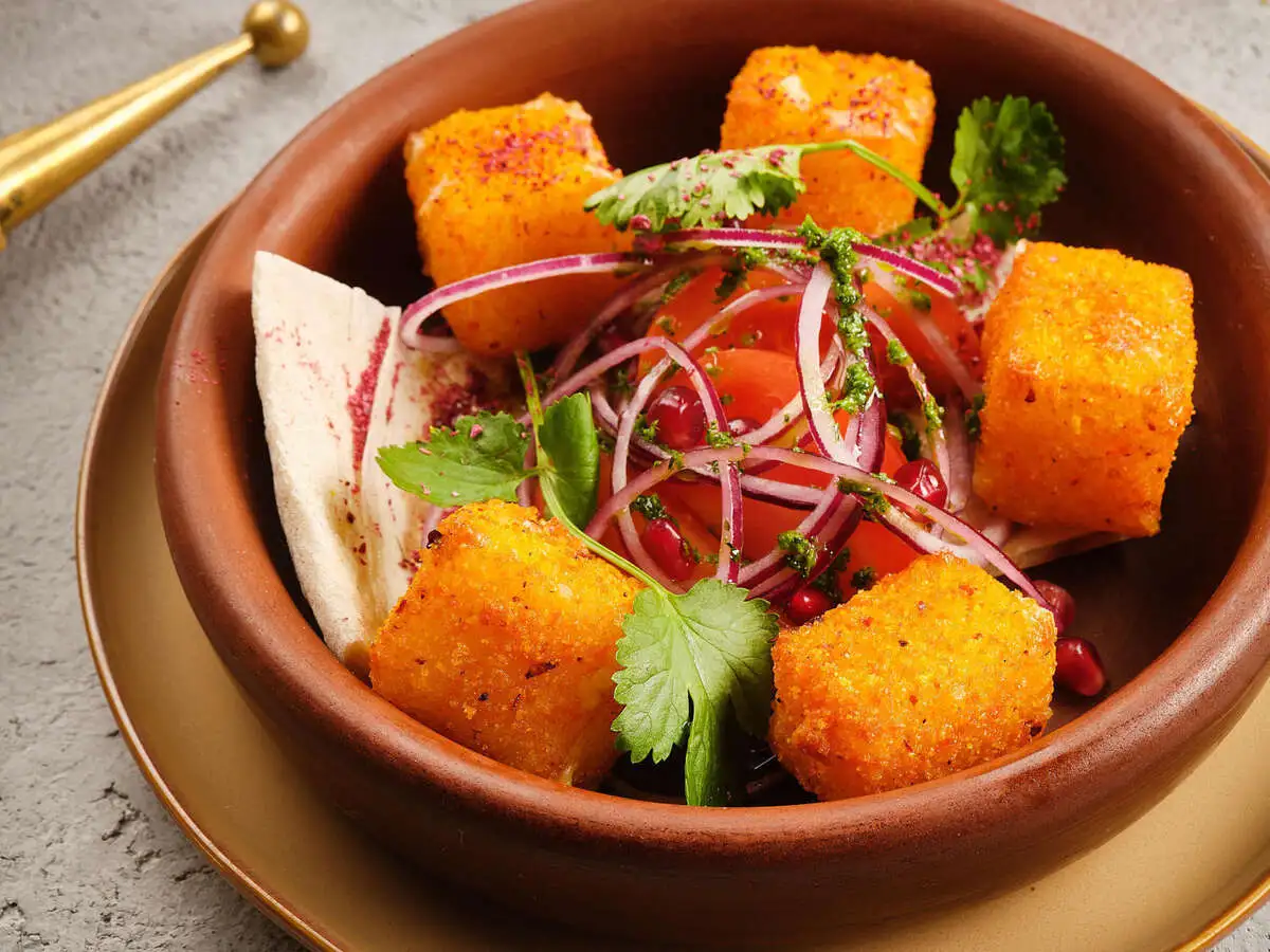 Жареный сулугуни с салатом из помидор