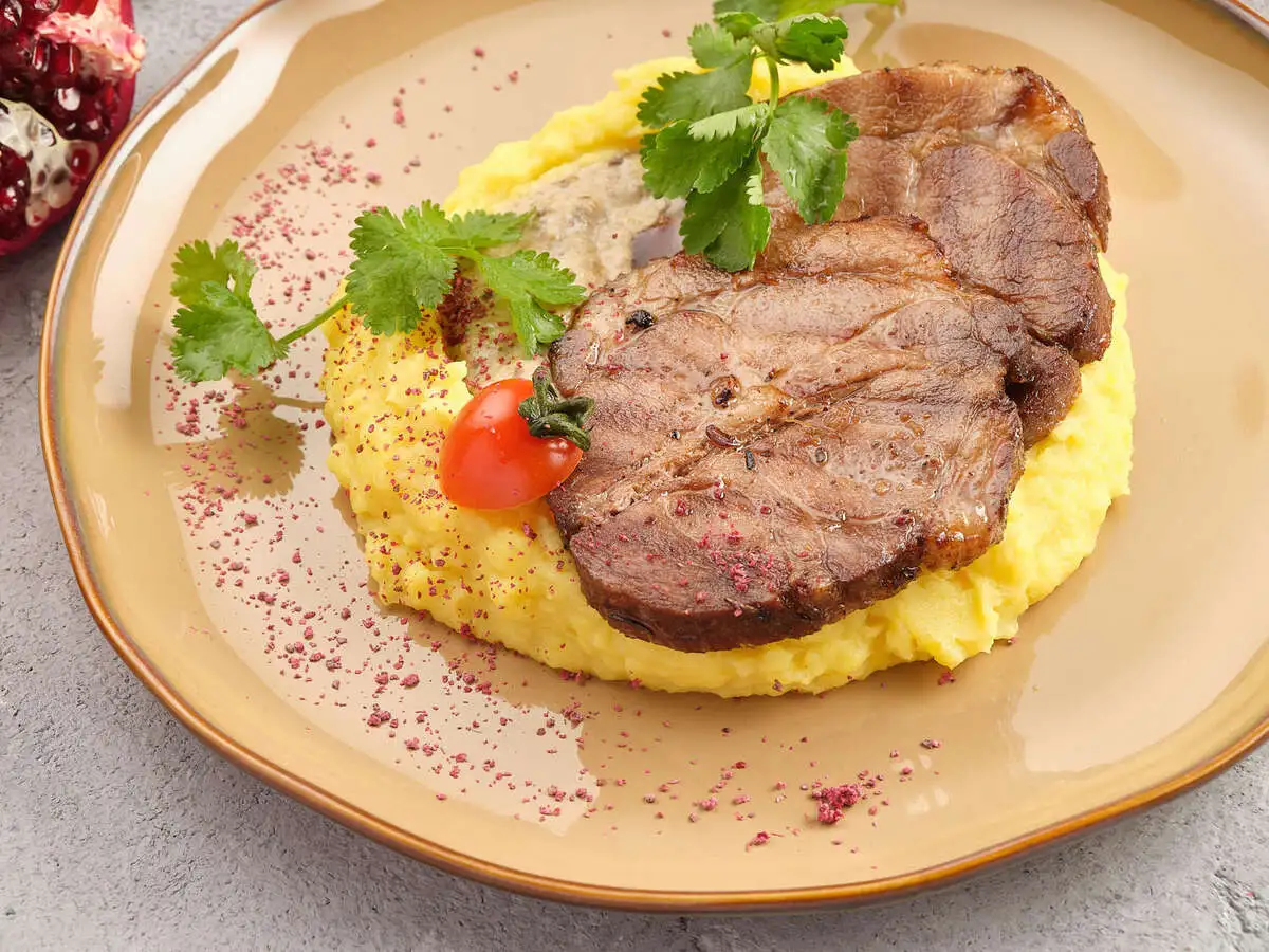 Домашняя буженина с соусом из грибов