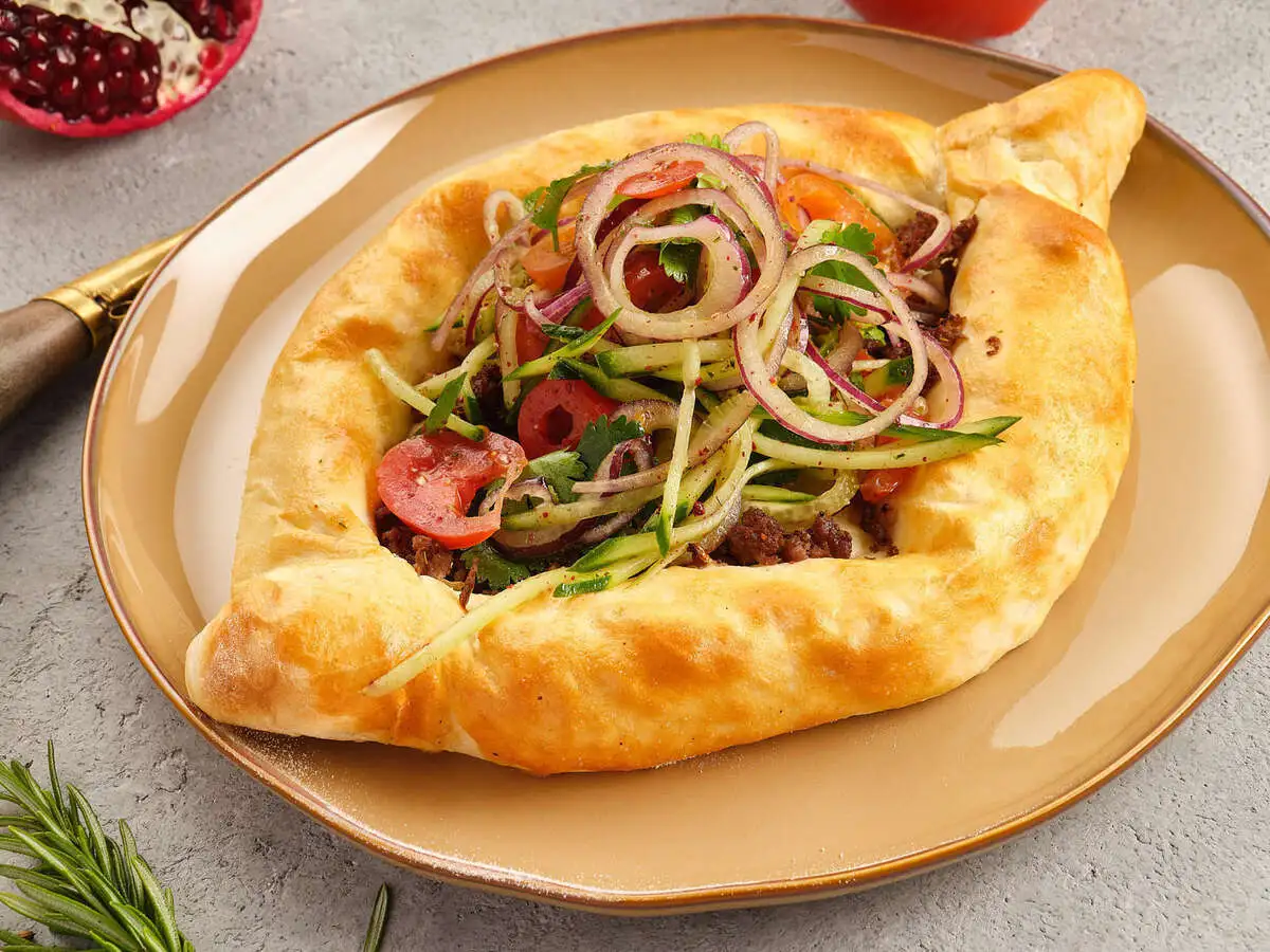 Пиде с телятиной и салатом Шакарап