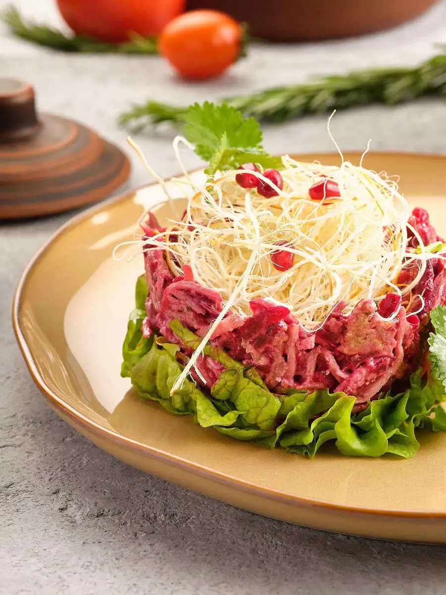 Свекольный салат с телятиной и копченым сулугуни