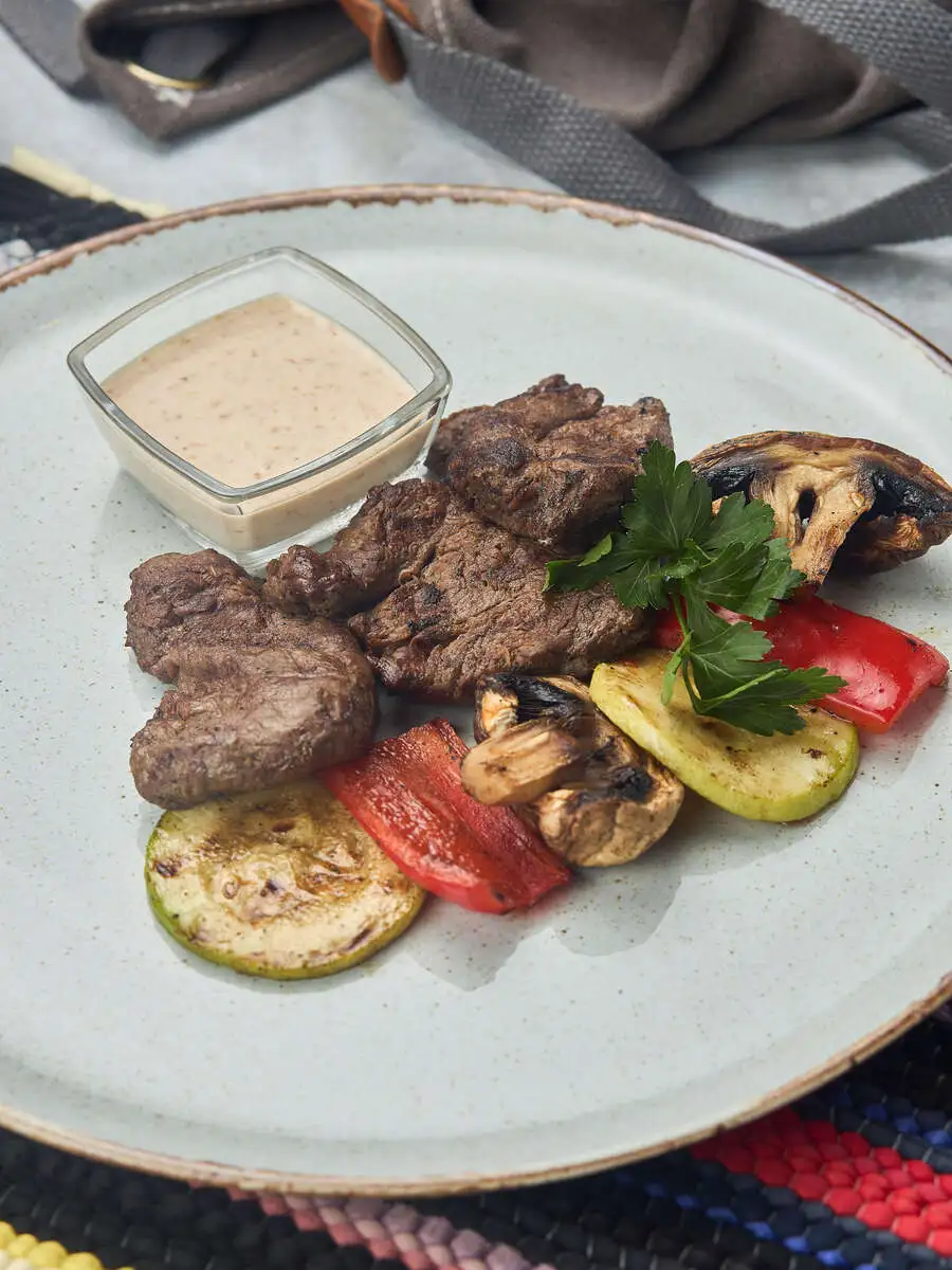 Стейк медальон из телятины с овощами гриль