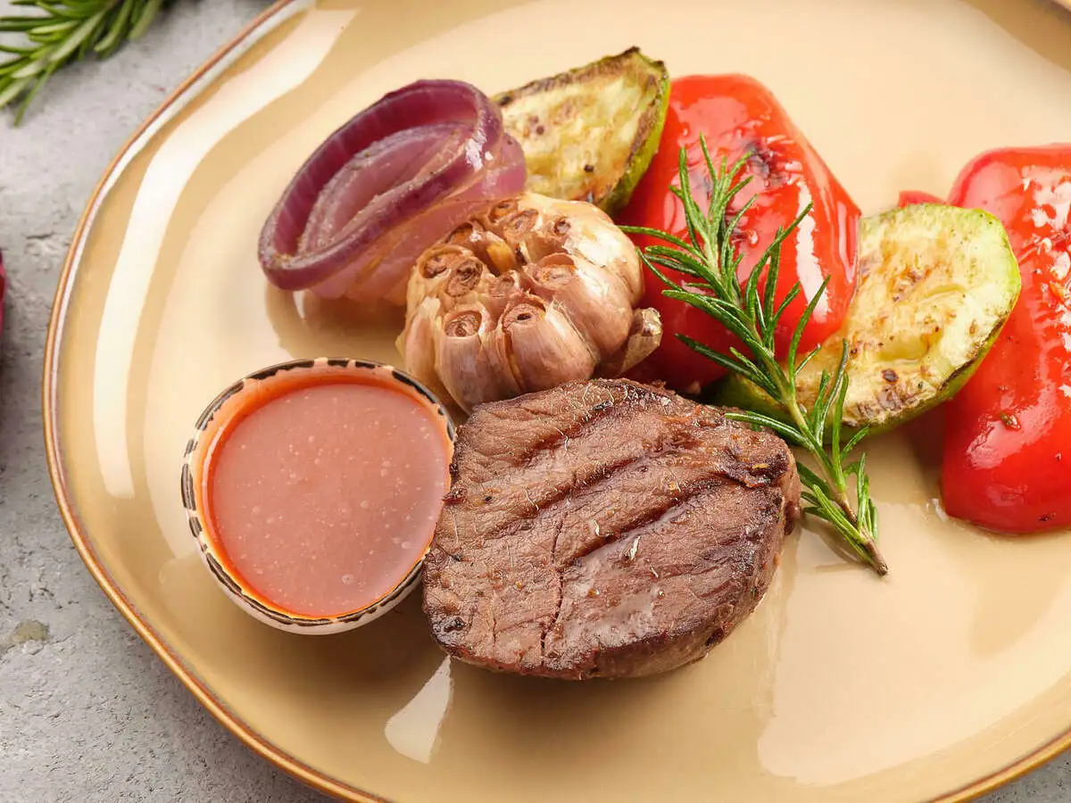 Стейк из говяжей вырезки с овощами гриль