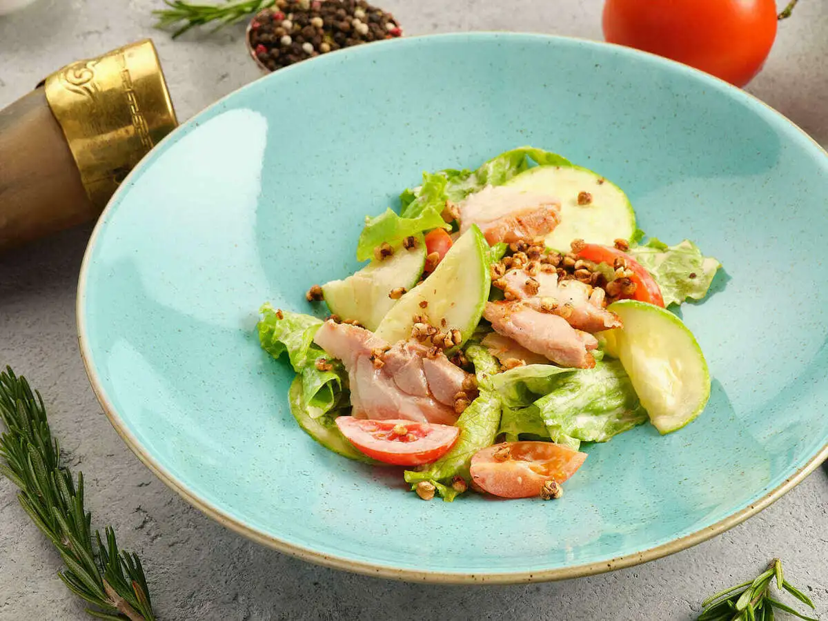 Свежий салат с курицей и цукини