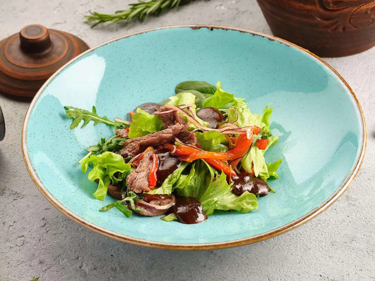 Салат с вырезкой и печеным перцем