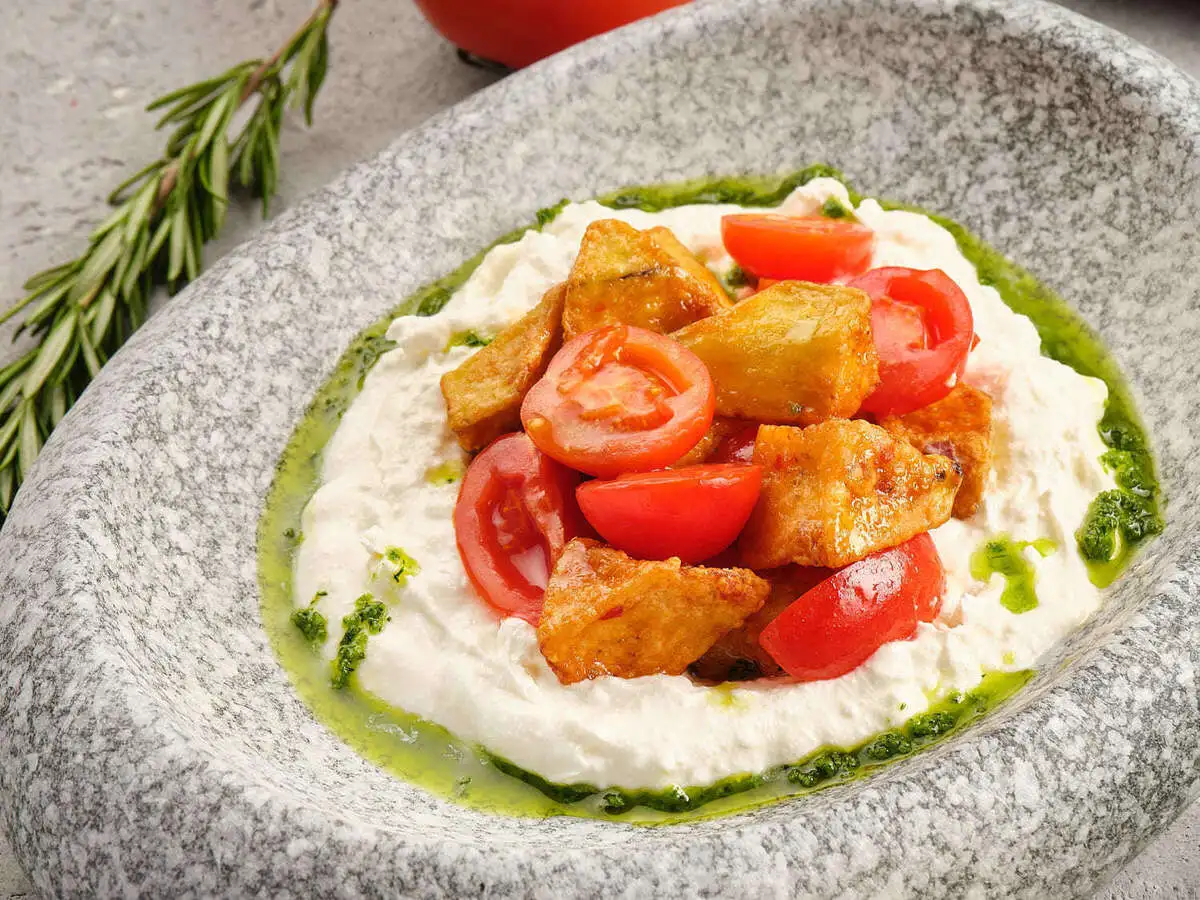 Хрустящий баклажан на подложке из взбитого сливочного сыра