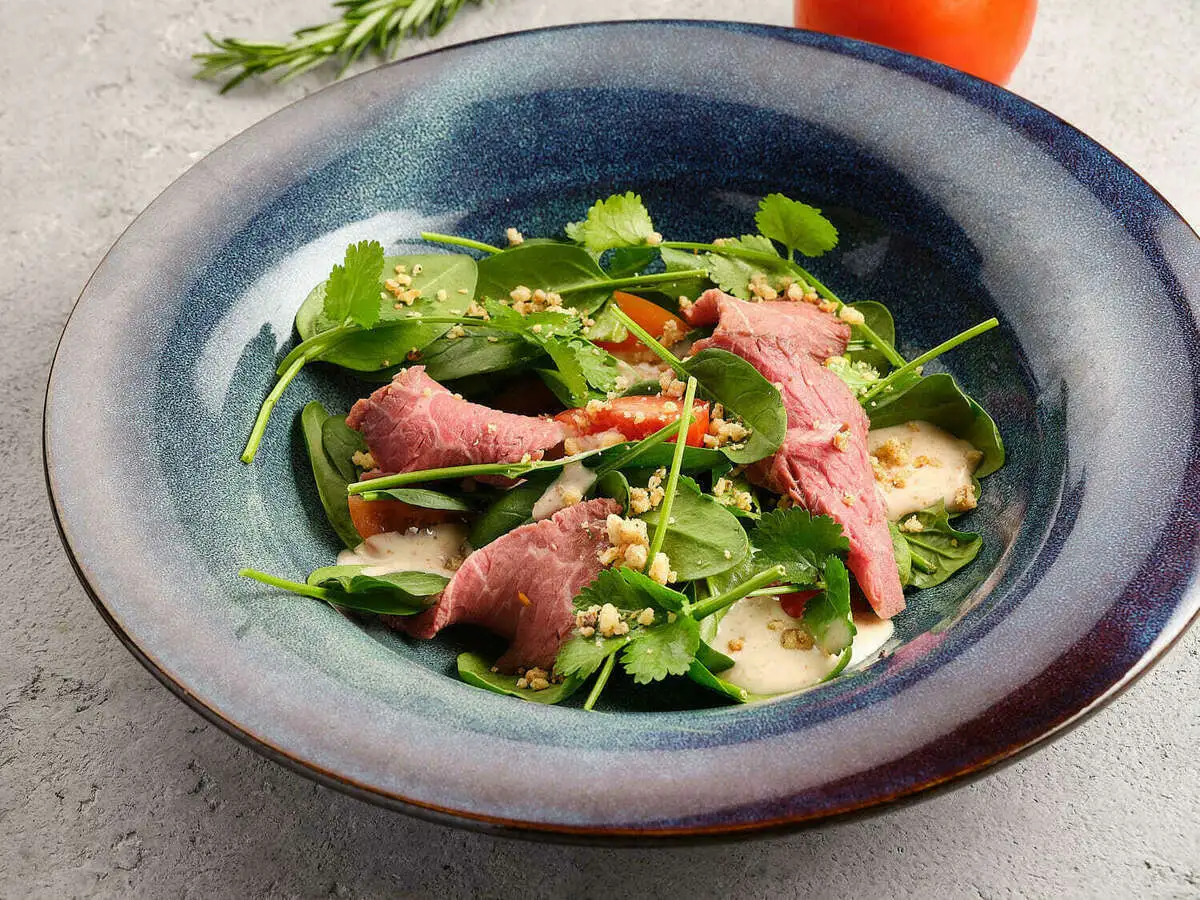 Салат с ростбифом