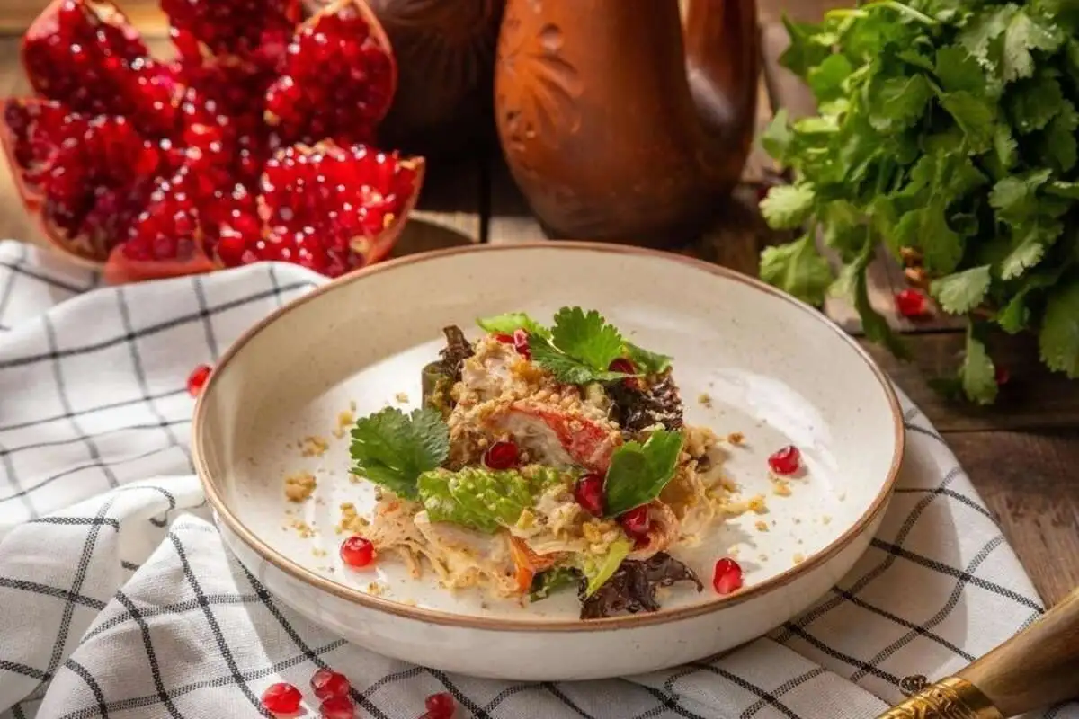 Холодный салат из куриной грудки и печеных овощей