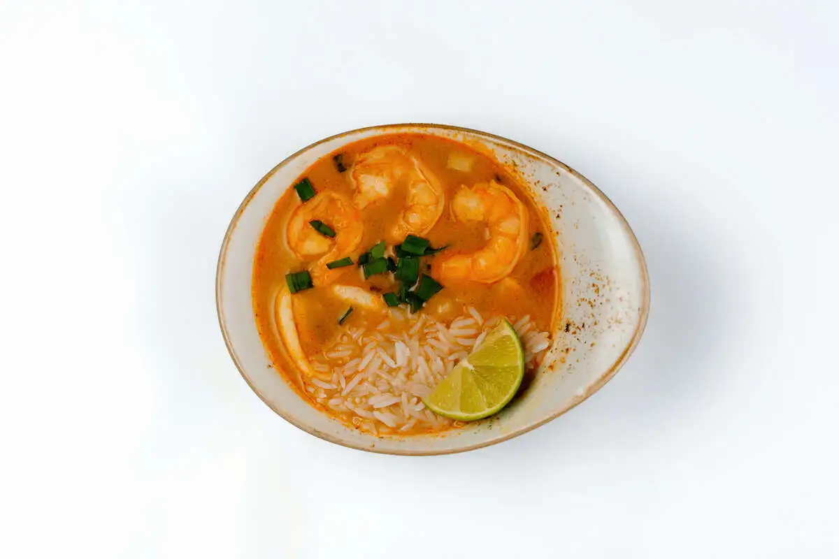 ТОМ ЯМ с рисом и лаймом