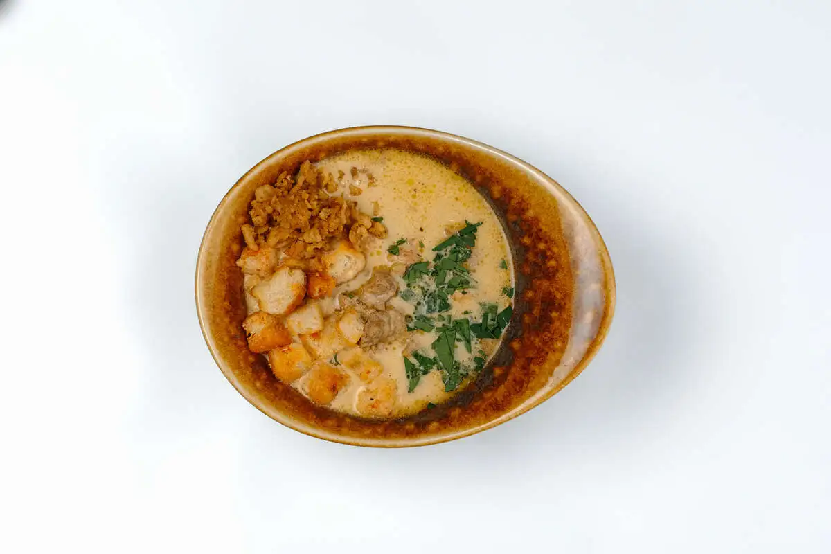 Сырный суп с беконом , луком фри и гренками