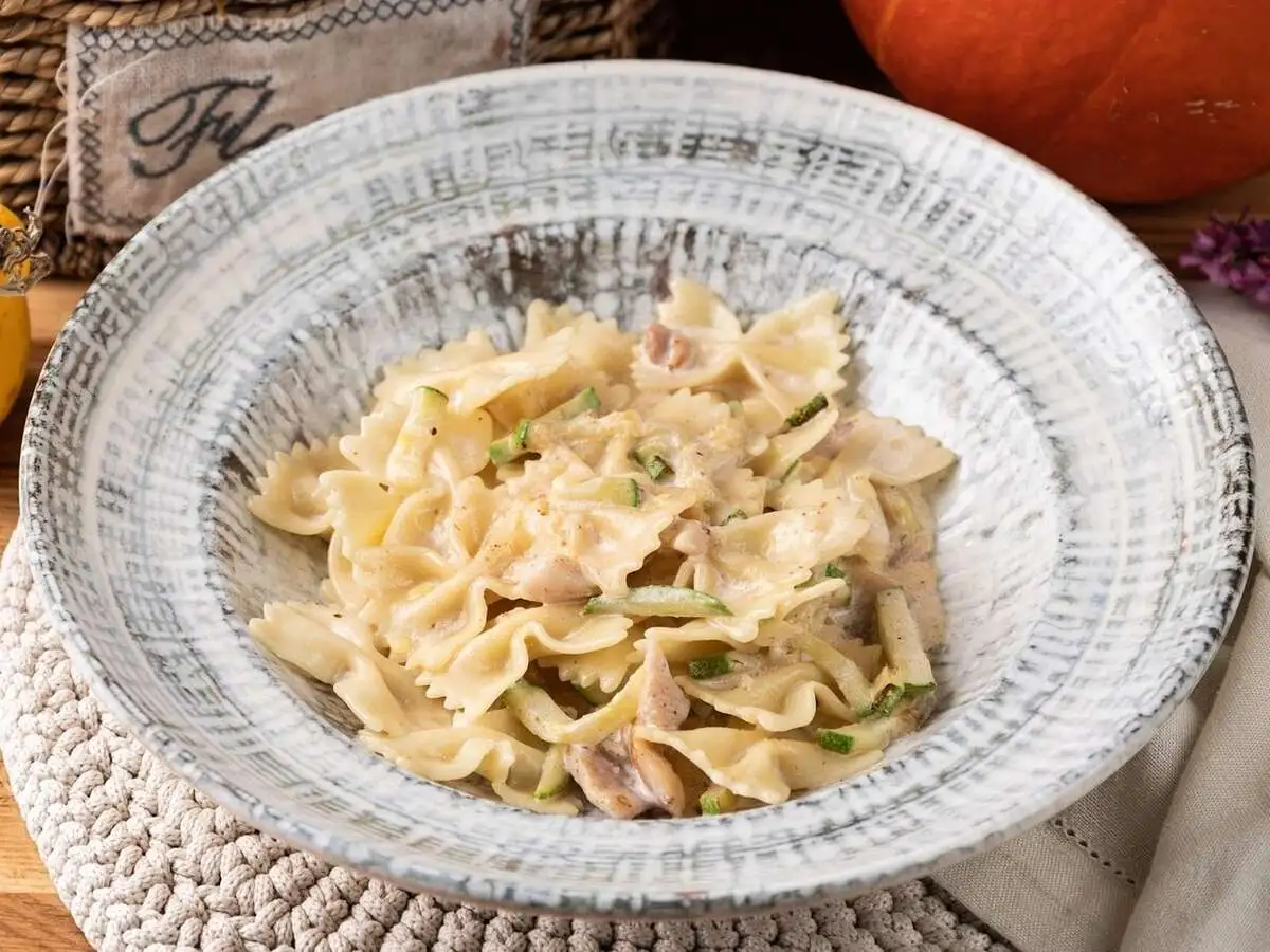 Паста с цыпленком и кабачком 