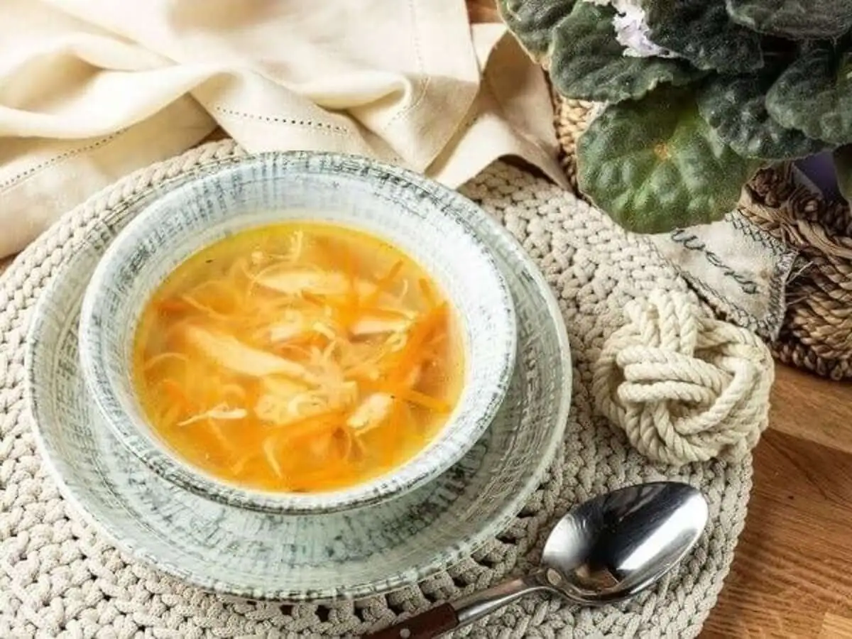 Домашний куриный суп с лапшой 