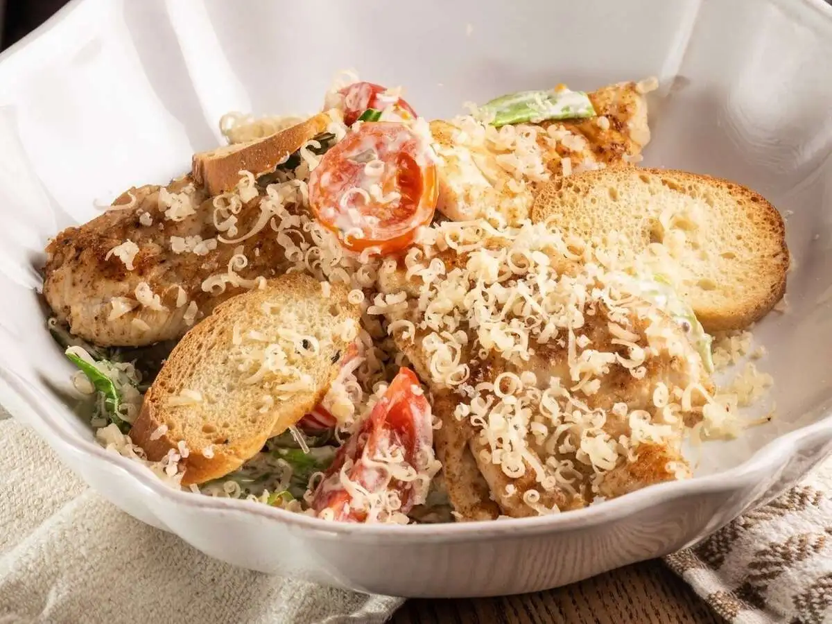 Салат с грудкой цыпленка домашнего
