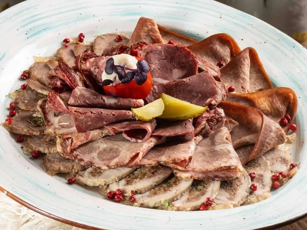 Ассорти из рулетов мясных