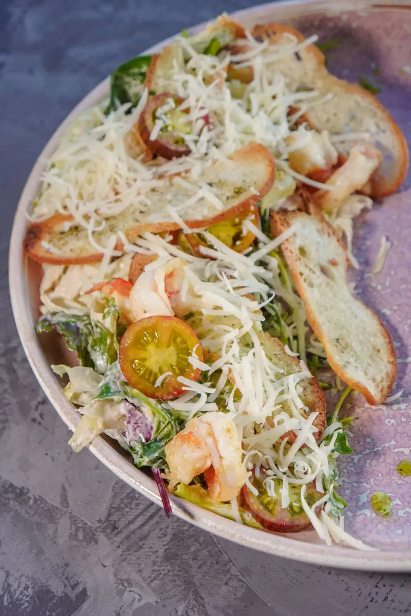 Микс с креветками и крутоном из чиабатты