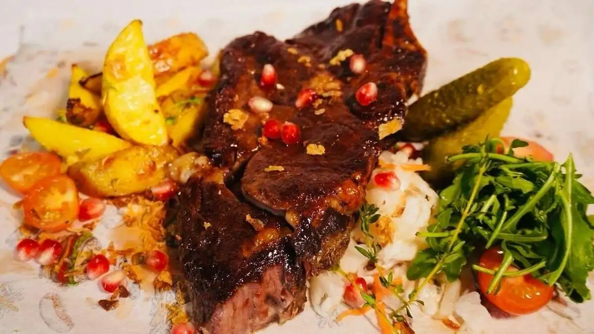 Томлёная телятина на гриле с картофелем в размарине и соусом демигласс