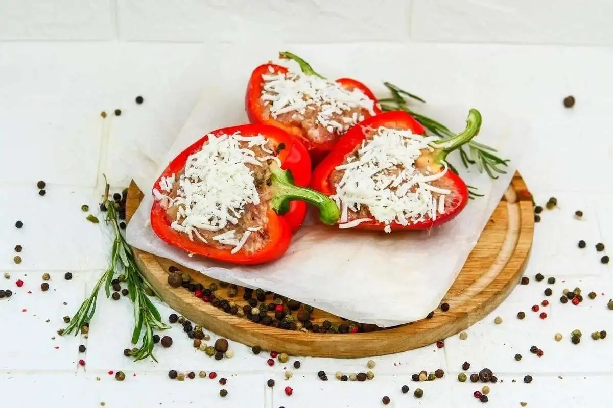 Перец с куриным филе, вешенками и ананасом