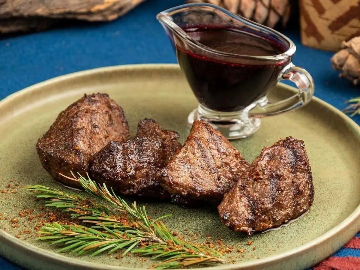 Мясо косули на гриле с ягодным соусом