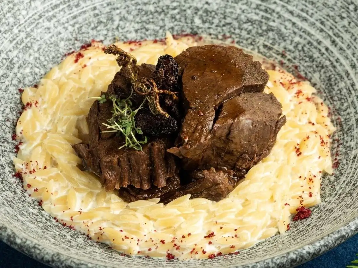 Томленое мясо лося с пастой орзо 