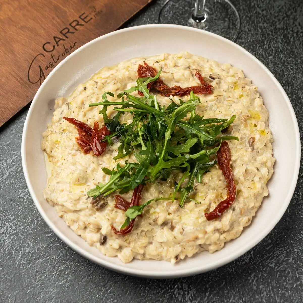 Орзо с белыми грибами и вялеными томатами