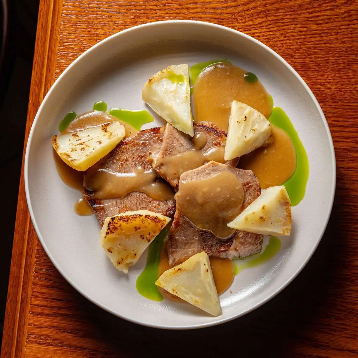 Говяжий язык с печеным сельдереем