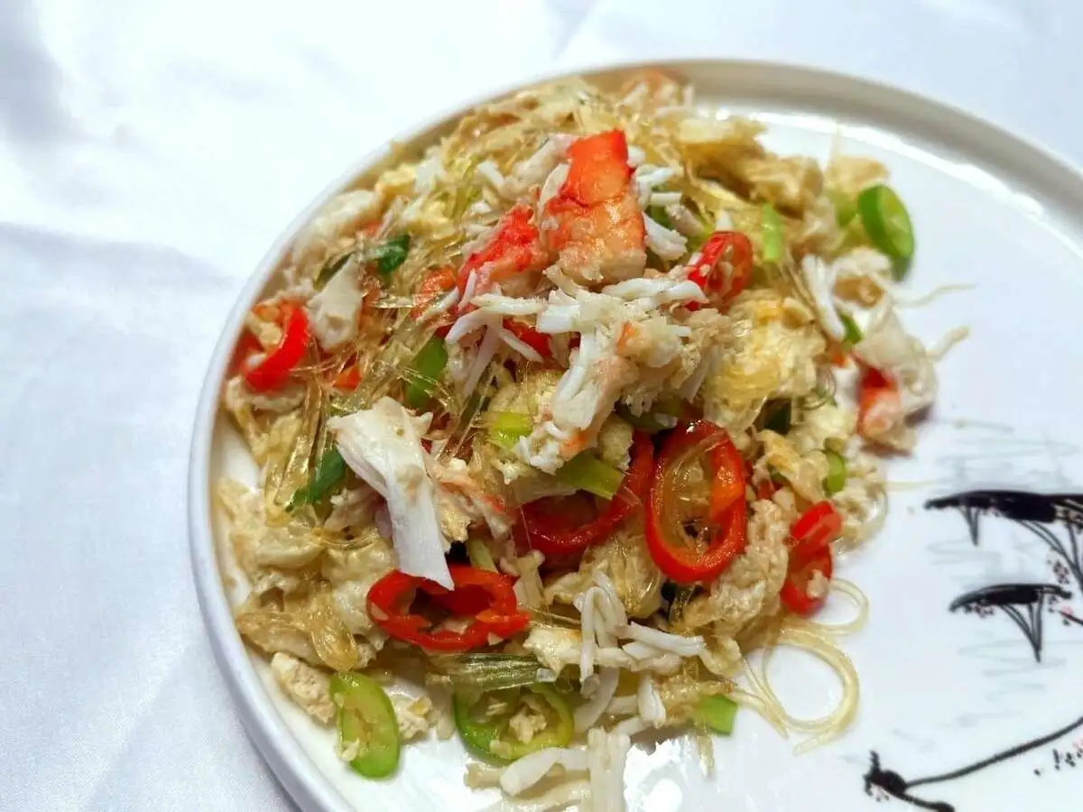 Крабовое мясо с акульими плавниками 鱼翅蟹肉蛋