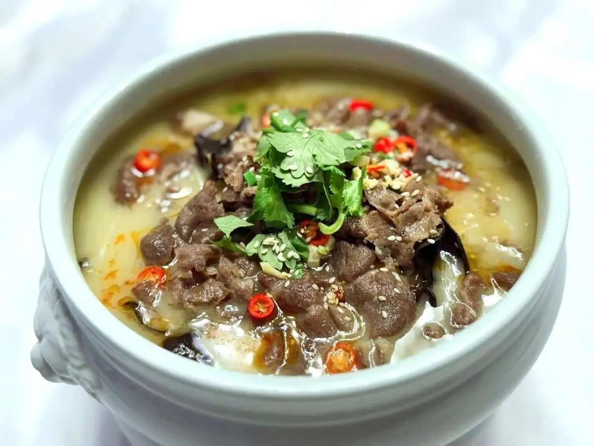 Говядина с фунчозой, тофу и грибами Эноки 酸汤肥牛 