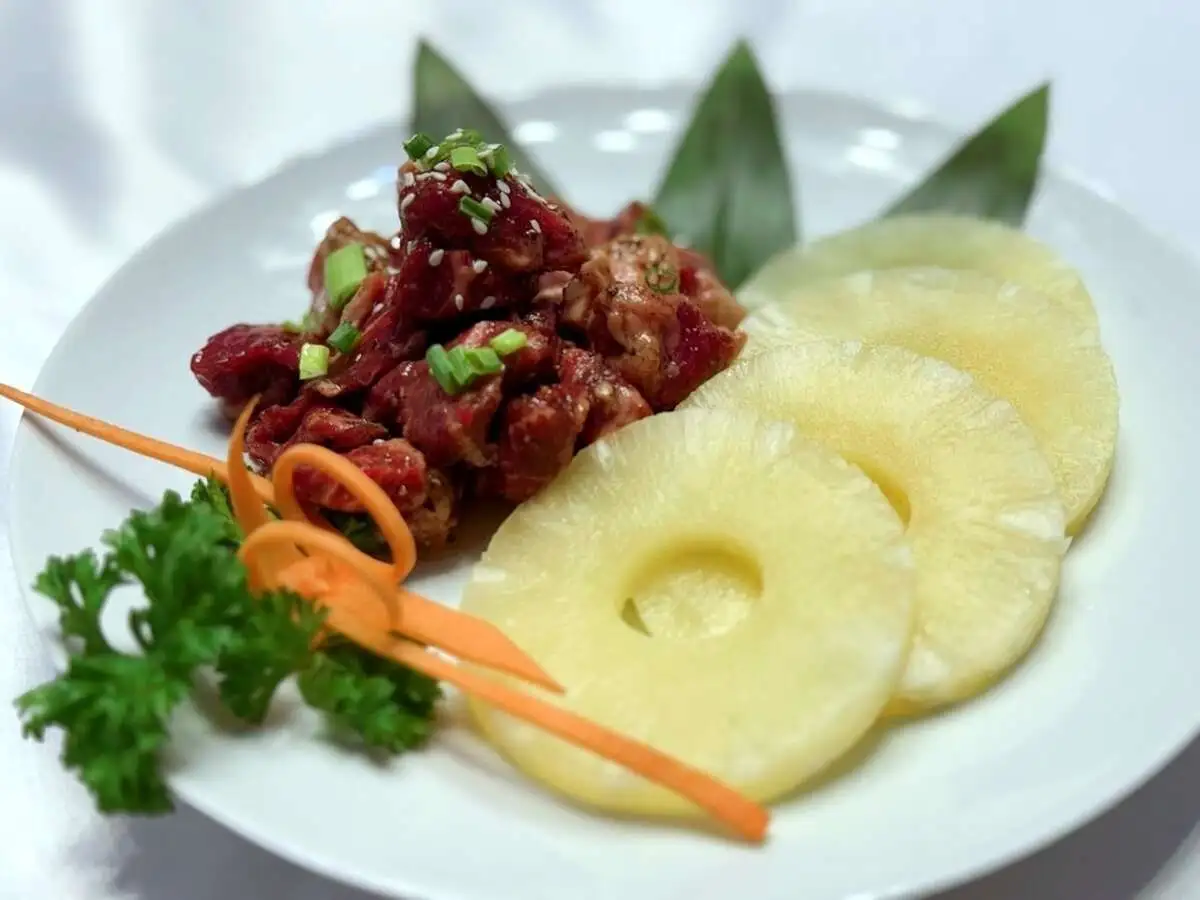 Мраморная говядина с ананасами 雪花菠萝牛肉粒