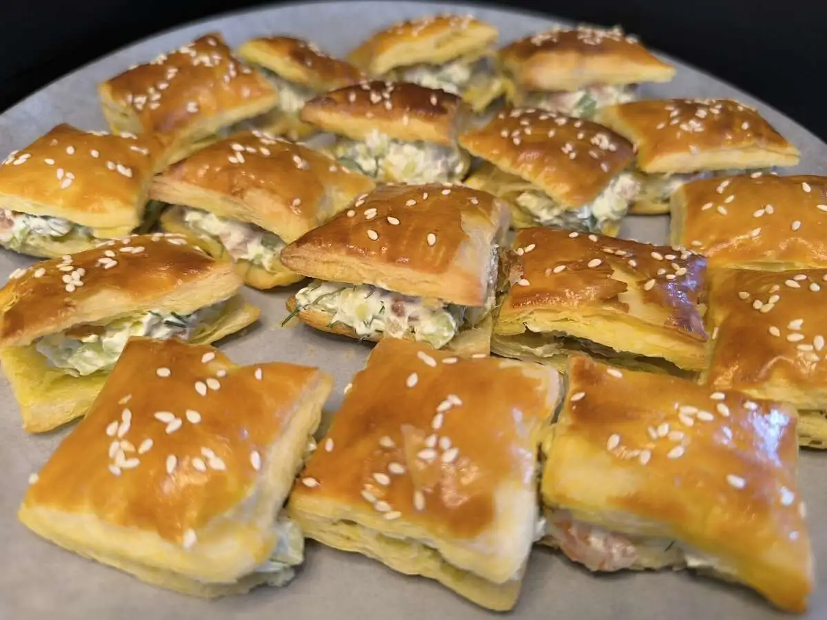 Закуска с мягким сыром, красной рыбкой, огурцом и авокадо 12шт.