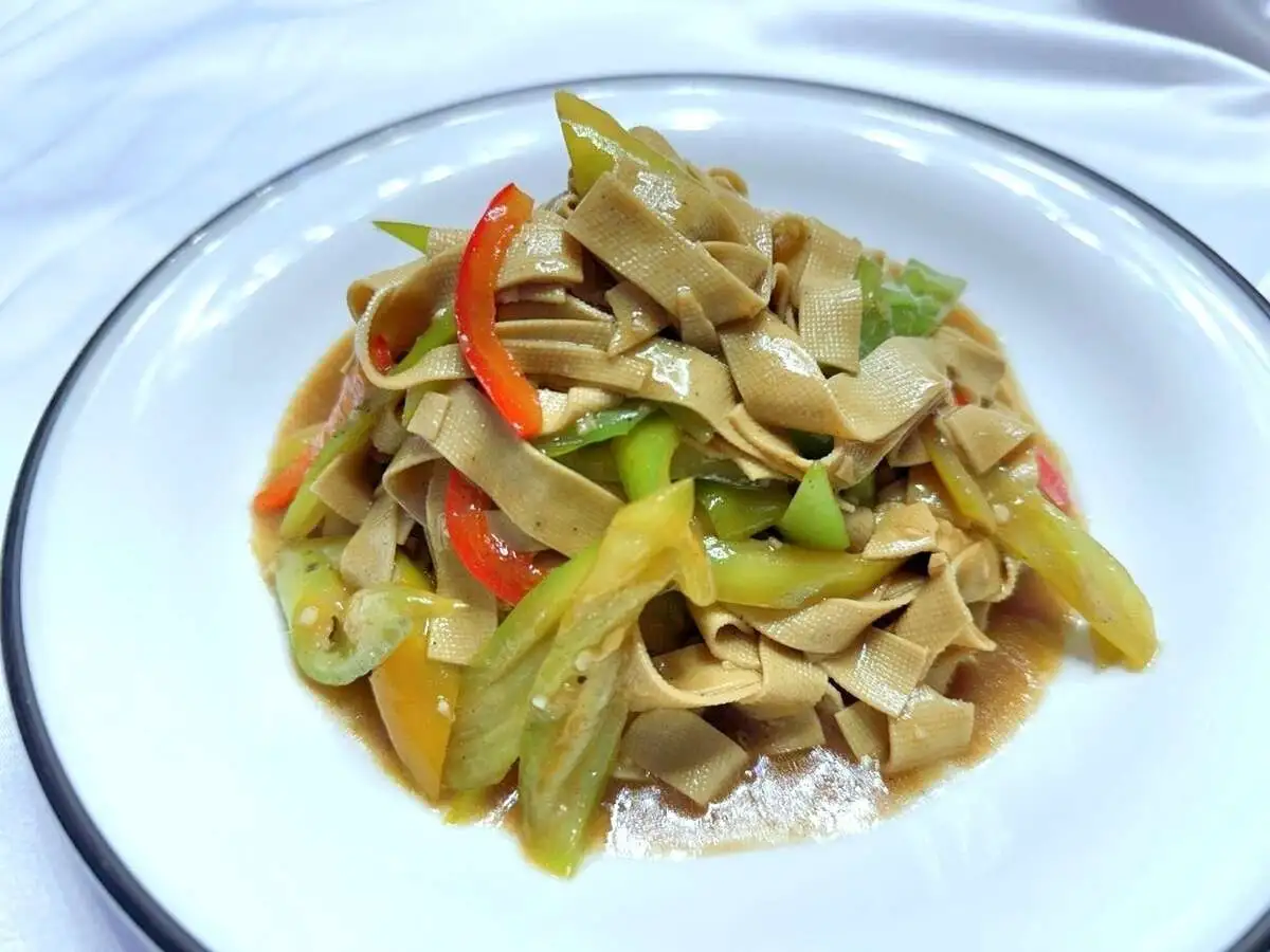 Листовой тофу с острым перцем 尖椒干豆腐