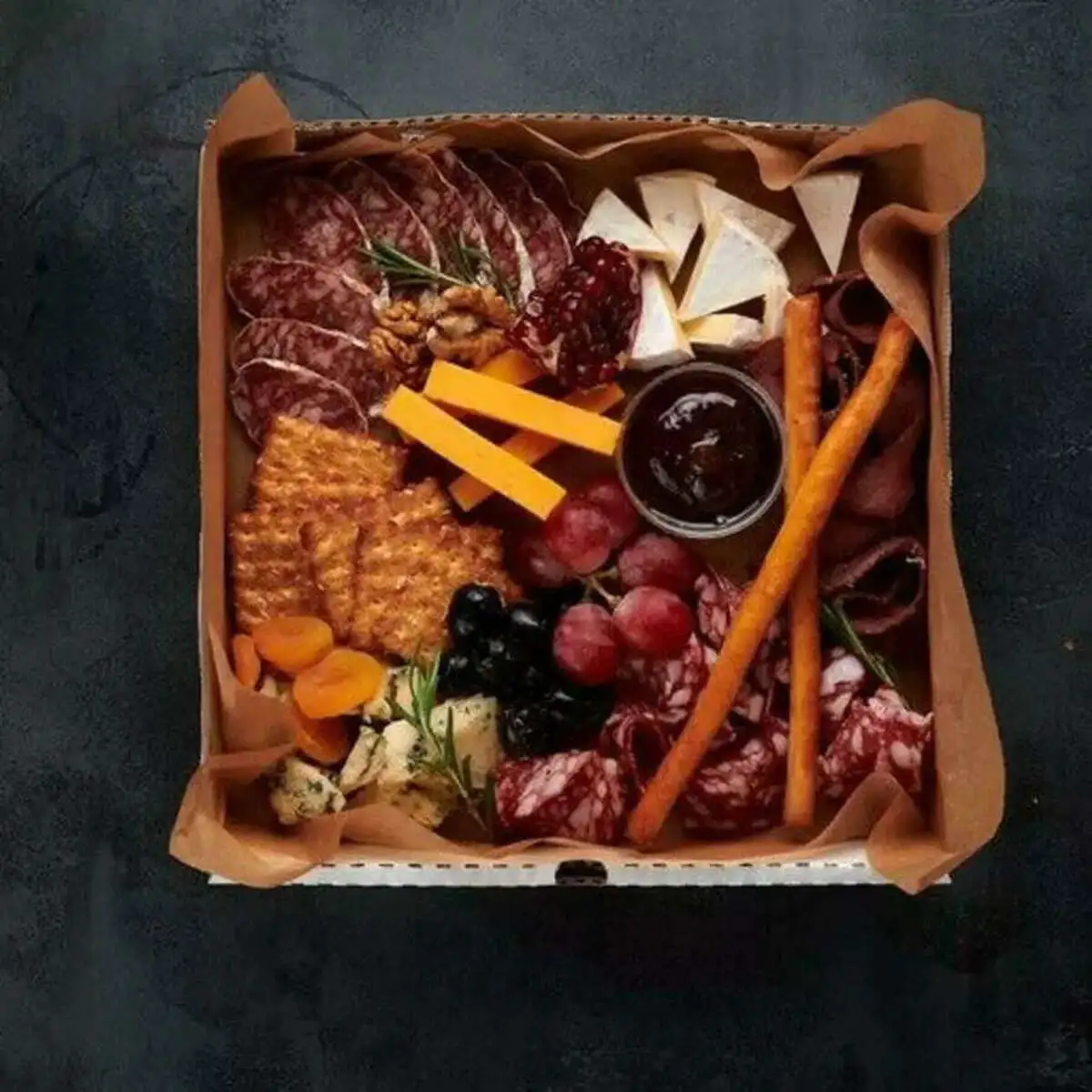 Бокс Сыр. Салями. Виноград.