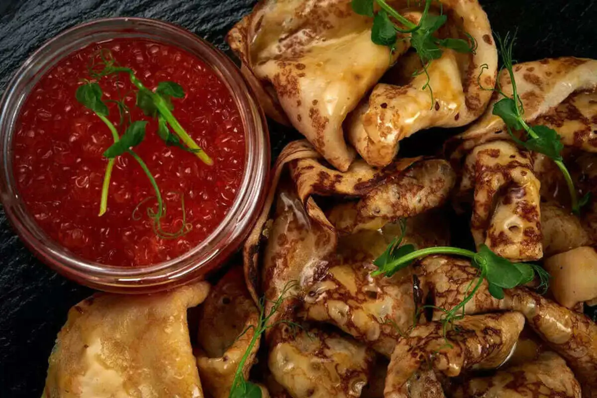 Икра красная с тостами