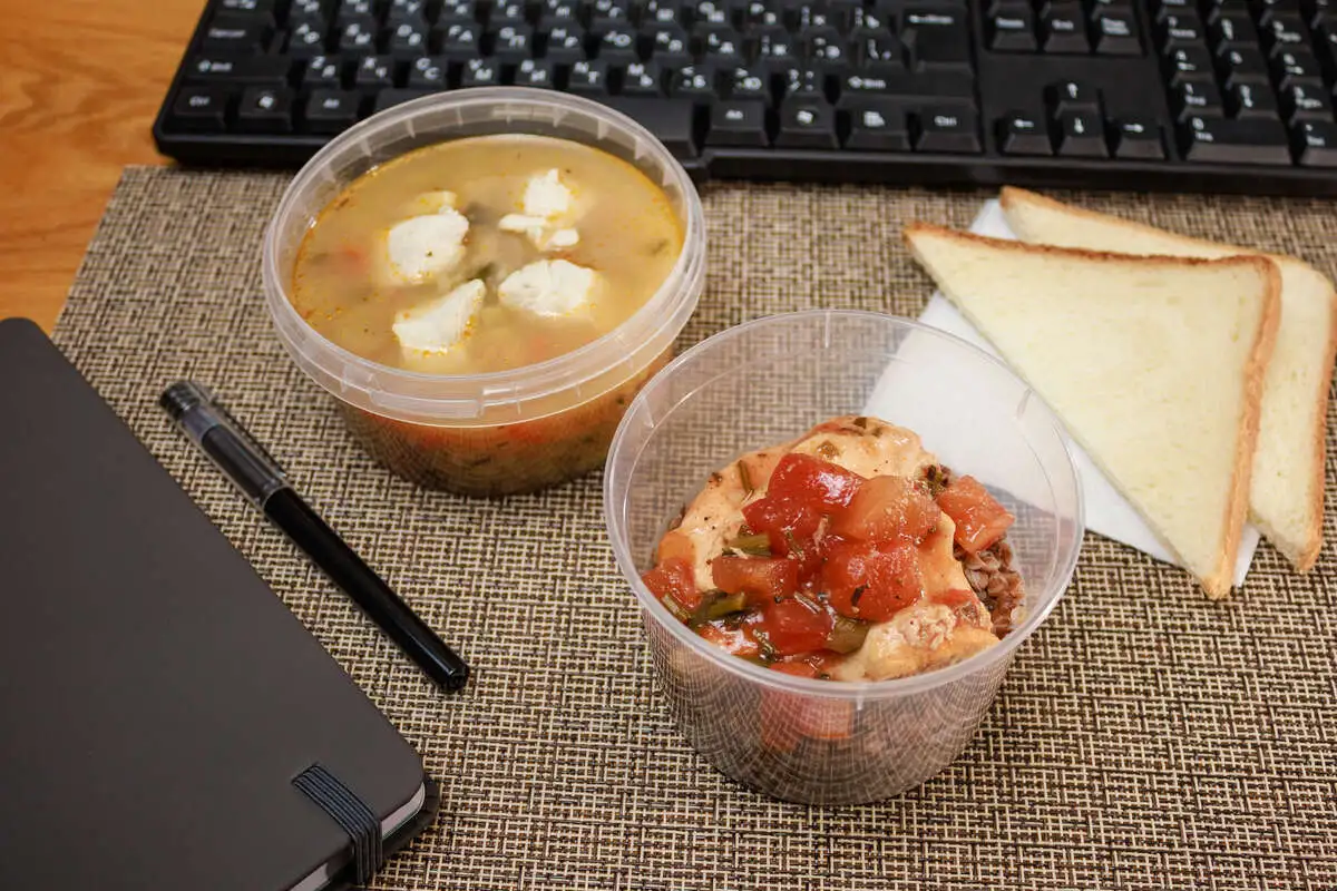 2 Чикен: Рассольник с рисом и курицей, Филе куриное в томатном соусе с гречей