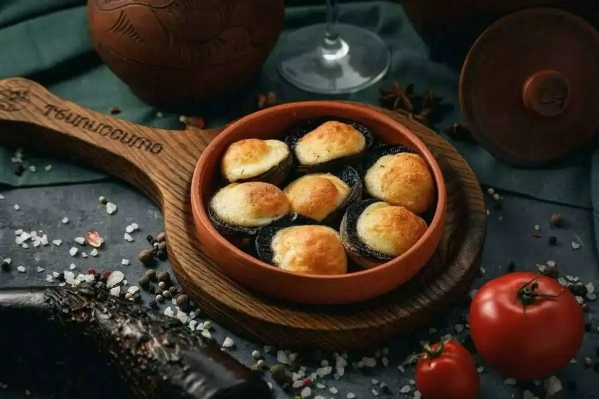 Грибы запеченые с сыром сулугуни