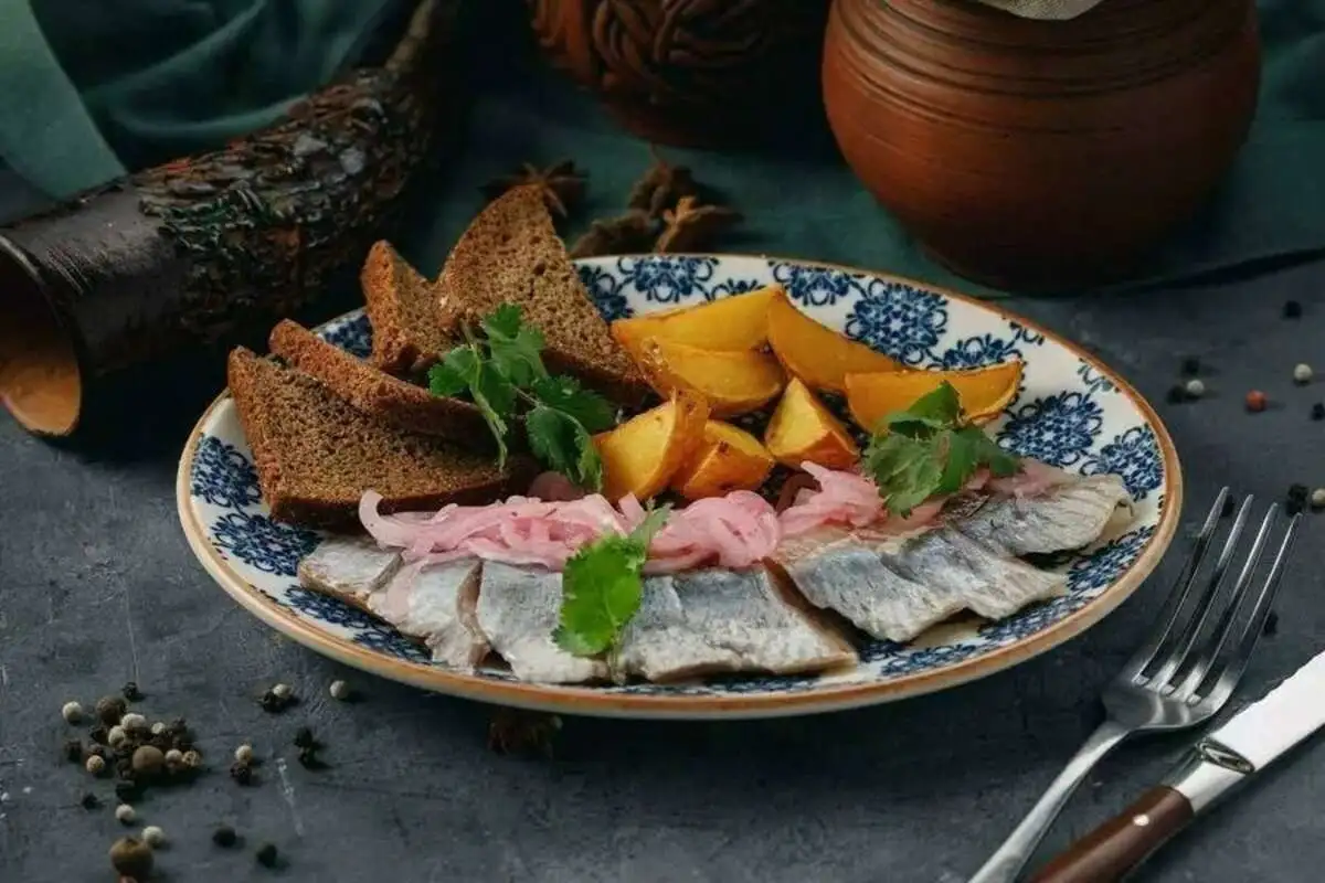 Сельдь с картофелем и бород хлебом